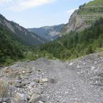 der Wanderweg ist teilweise wegen den Ablagerungen der Gebirgsbäche mit Schutt bedeckt