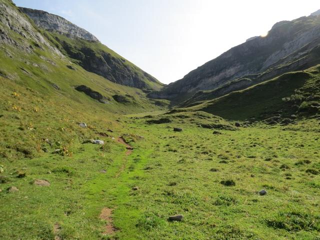 ...links flankiert von Kammzug der Arête de L'Argentine, Richtung Col des Essets