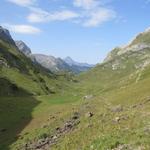 Blick zurück zum weiten und flachen Hochtal von La Vare