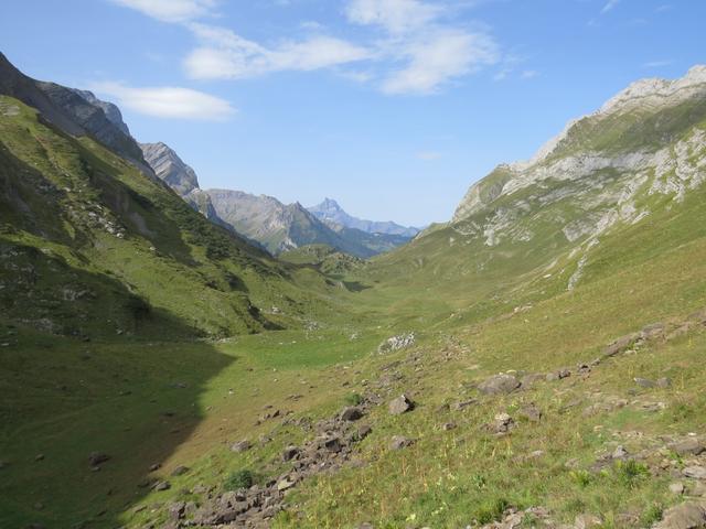 Blick zurück zum weiten und flachen Hochtal von La Vare