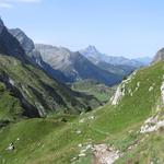 Blick über das weite, flache Hochtal von La Vare von wo wir gekommen sind. Am Horizont ist der Dents du Midi erkennbar