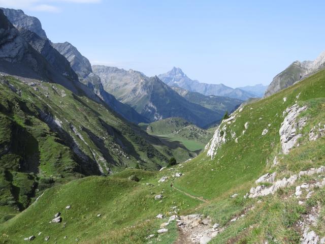 Blick über das weite, flache Hochtal von La Vare von wo wir gekommen sind. Am Horizont ist der Dents du Midi erkennbar