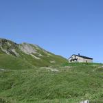 ...und laufen nordwärts an der Cabane Barraud, das Unterkunft und Verpflegung anbietet, vorbei