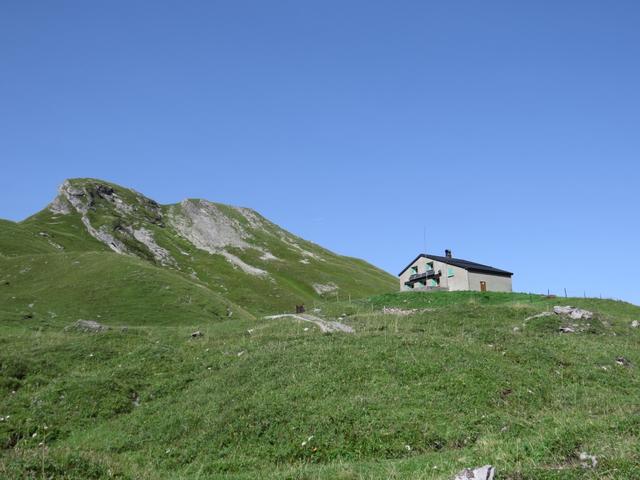 ...und laufen nordwärts an der Cabane Barraud, das Unterkunft und Verpflegung anbietet, vorbei