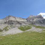 atemberaubend sind hier linkerhand, die schroffen, mehr als 1000 Meter hohen Südwände der Diablerets