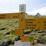 Wegweiser auf dem Pas de Cheville 2038 m.ü.M. das Ende des Tour des Muverans rückt immer näher