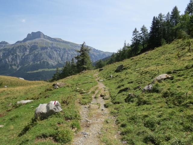 über eine Brücke überqueren wir den Bach La Chevilleince...