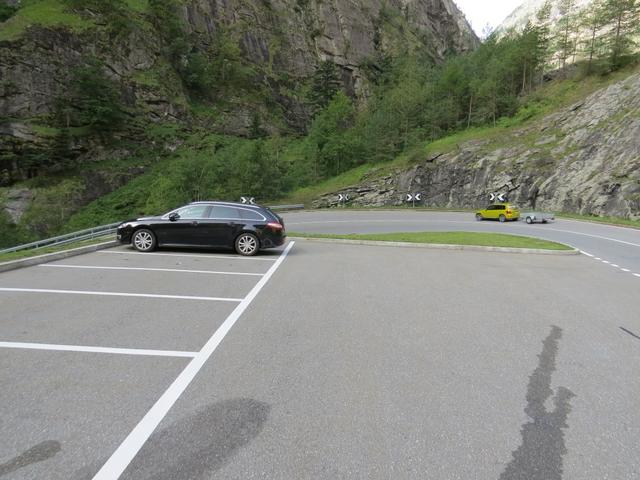 bei Ramserna 960 m.ü.M. oberhalb von Gondo, bei den zwei grossen Haarnadelkurven, parkieren wir das Auto