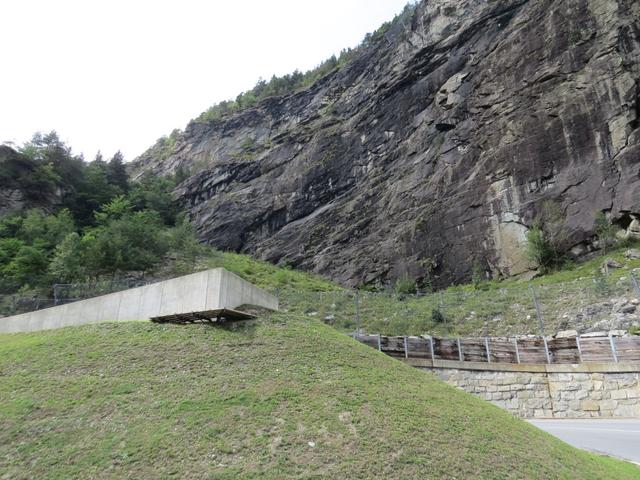 wir fragen uns wo um Himmelswillen führt der Wanderweg durch diese Felswand