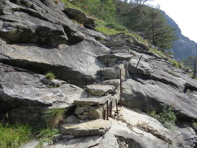 teilweise kunstvoll angelegte Wege, mit Steinplatten belegt, wie man es aus dem Tessin kennt, sind zu bestaunen