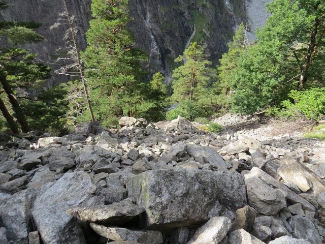 vorsichtig durchqueren wir eine Blockschutthalde. Direkt unter uns die Simplonpassstrasse