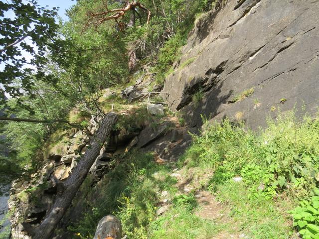 der Wanderweg windet sich nun in kurzen Kehren bergauf...