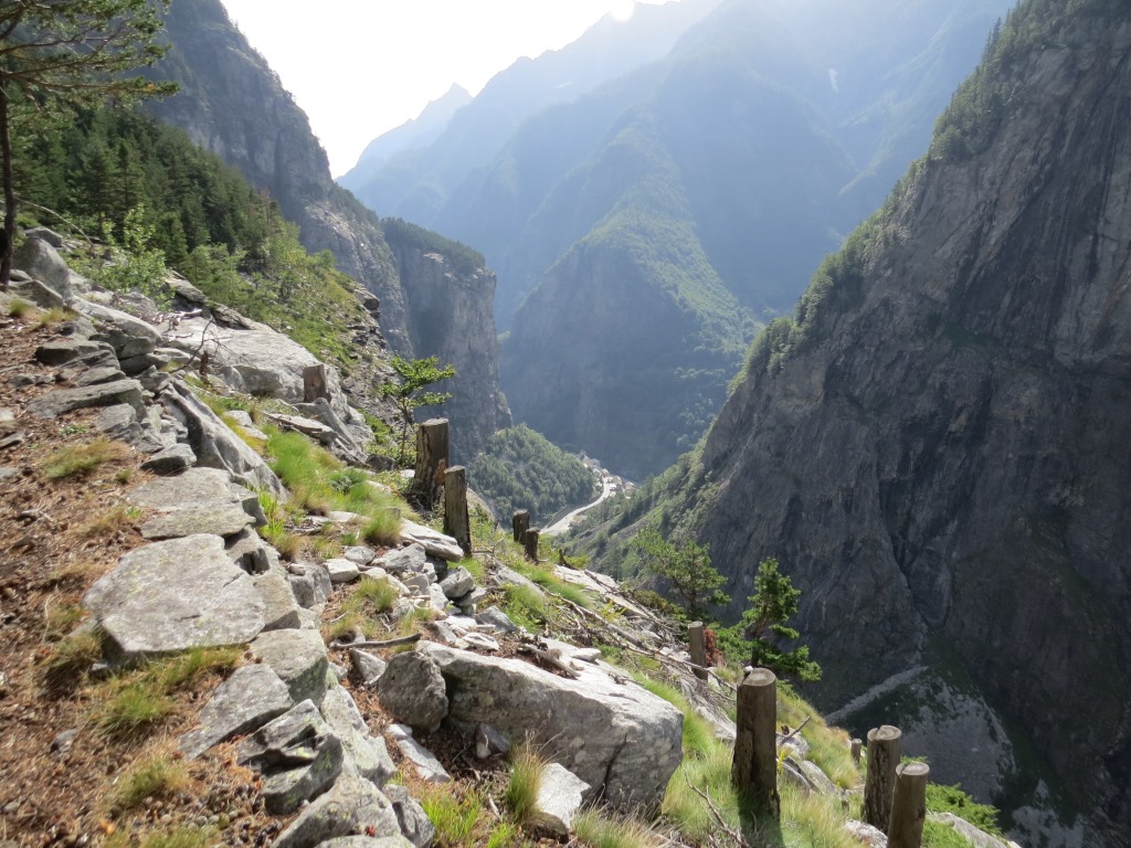 Tiefblick in die Gondoschlucht. Gut ersichtlich ist Gondo