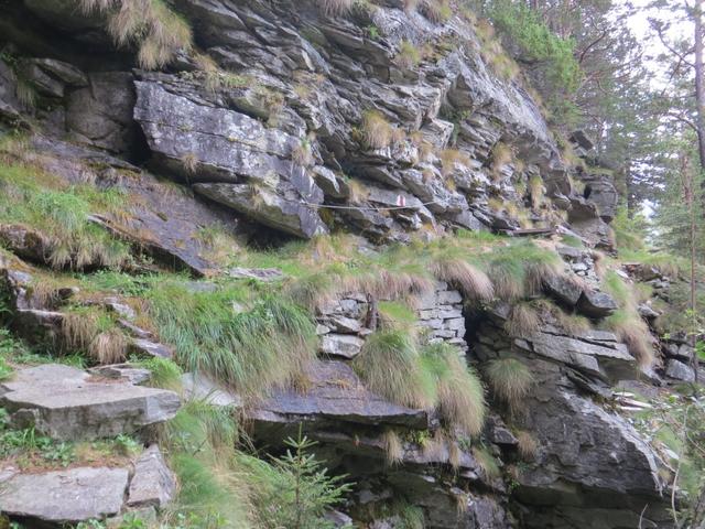 immer wieder beeindruckend wie früher Bergwege erstellt wurden, nur um auf eine kleine Alp zu gelangen