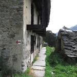 auch in diesem kleinen aufgegebenen Dorf steht ein grosses Mehrfamilienhaus aus einer früheren Epoche