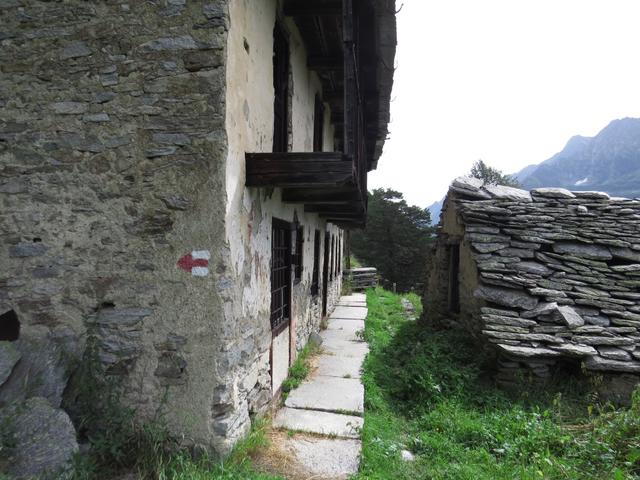 auch in diesem kleinen aufgegebenen Dorf steht ein grosses Mehrfamilienhaus aus einer früheren Epoche