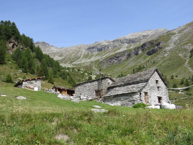 ...westwärts zu den anderen - komplett restaurierte - Alphäuser auf der Alp Corwetsch 2021 m.ü.M.