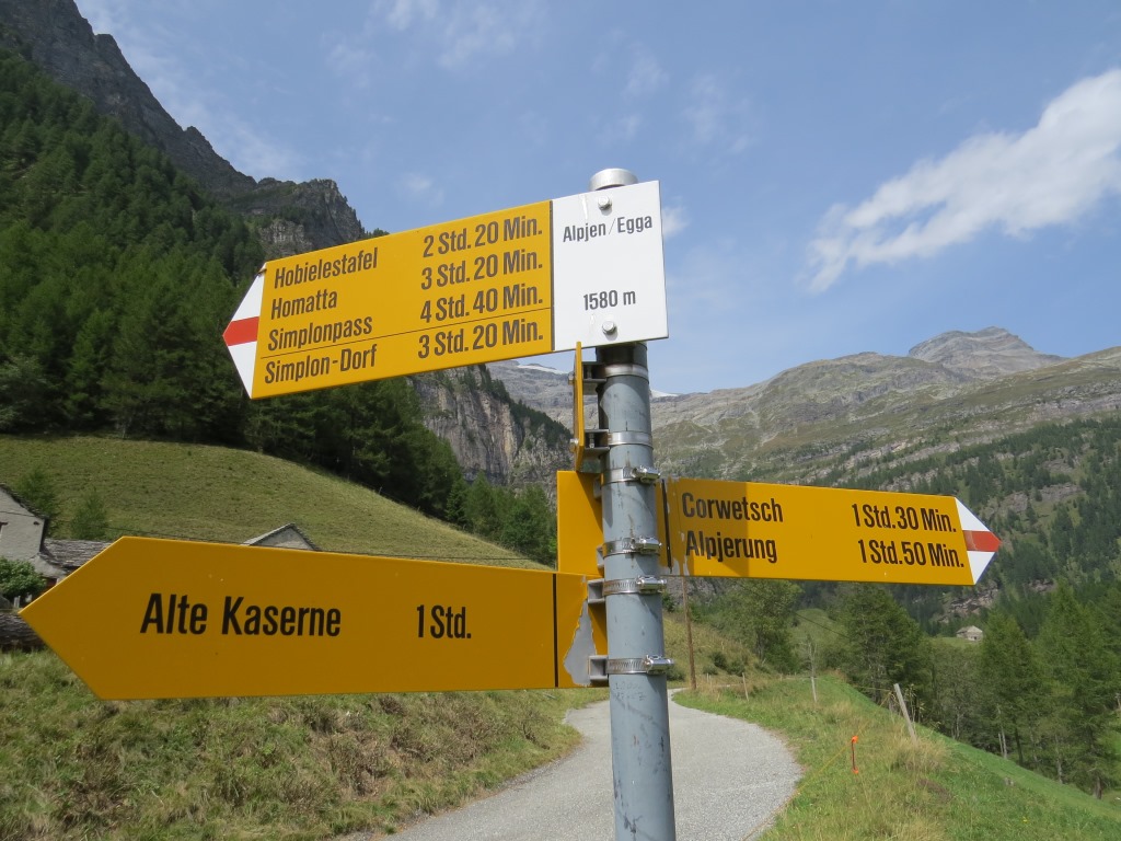 Wegweiser bei Egga 1588 m.ü.M. Es geht weiter Richtung Alte Kaserne