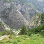 Tiefblick in die Gondoschlucht und auf die Simplonpassstrasse