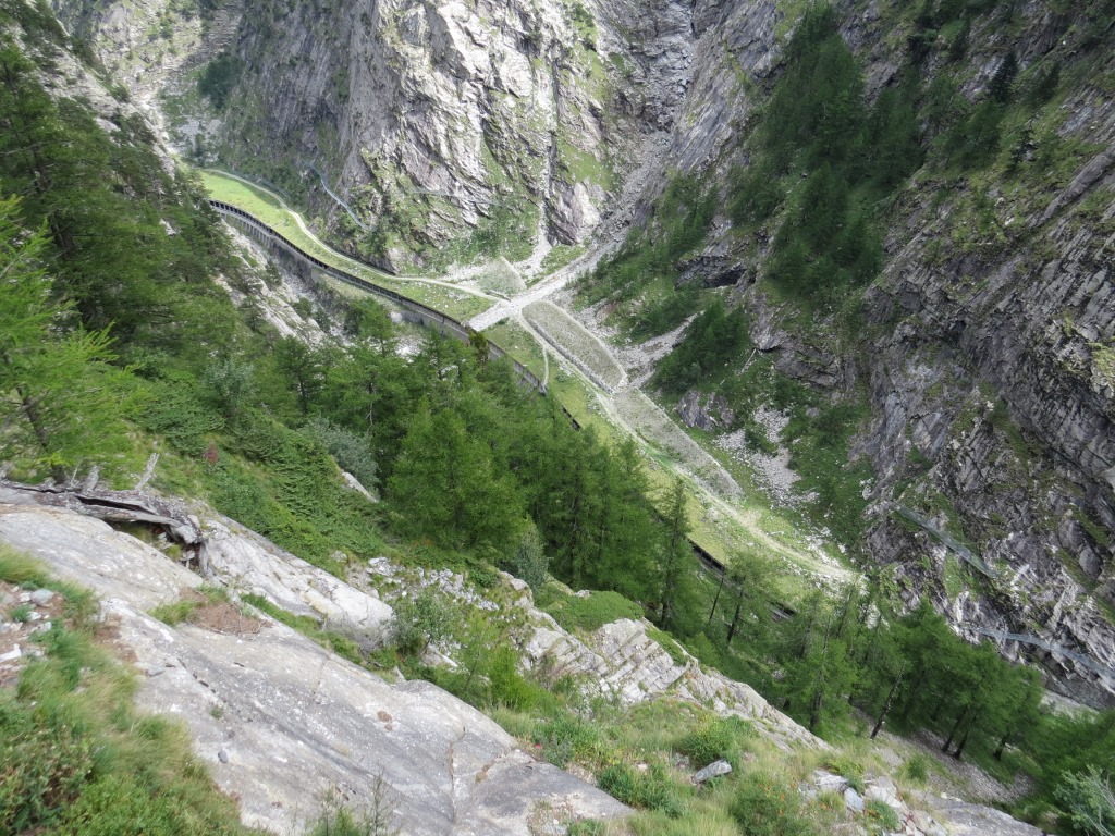 was wir zu sehen bekommen ist sensationell. Fast senkrecht unter uns die Gondoschlucht