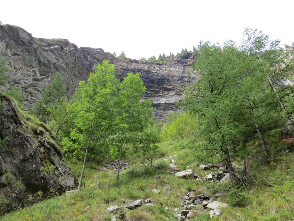 Blick nach oben. Es ist fast unglaublich, das ein Weg über diese Felswand führt