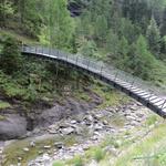 ...um danach über eine elegante Hängebrücke an der orographisch rechten Seite der Doveria zu gelangen