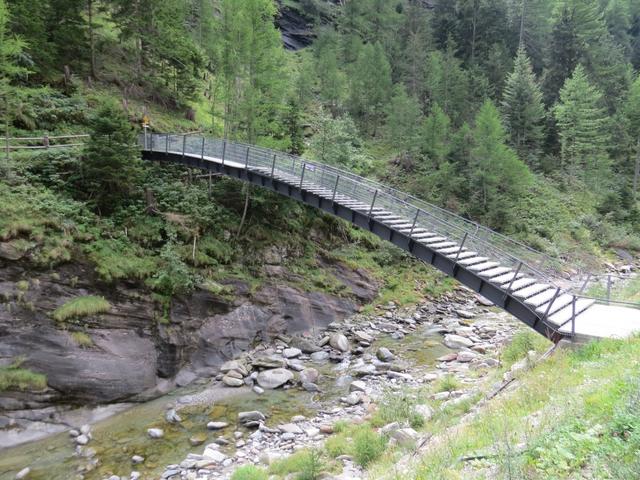 ...um danach über eine elegante Hängebrücke an der orographisch rechten Seite der Doveria zu gelangen