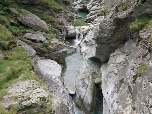 ...bestaunen wir die blank gescheuerte weisse Felsen