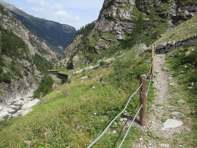 der Wanderweg führt uns nun auf das Dach der Strassengallerie