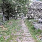 unterhalb der Festung Gondo verläuft ein gut erhaltenes, sorgfältiges gepflästertes Wegstück vom alten Saumweg