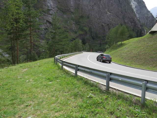 entlang der Simplonpassstrasse erreichen wir wieder die Parkplätze von Ramserna 960 m.ü.M.