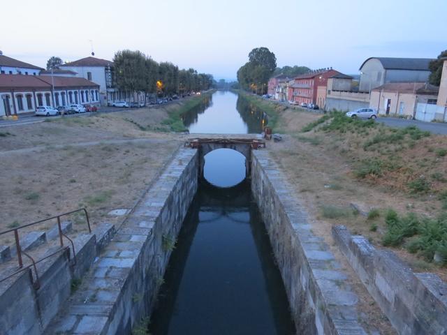 wir überqueren den Fluss Naviglio, der hier wie ein Kanal aussieht