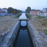 wir überqueren den Fluss Naviglio, der hier wie ein Kanal aussieht