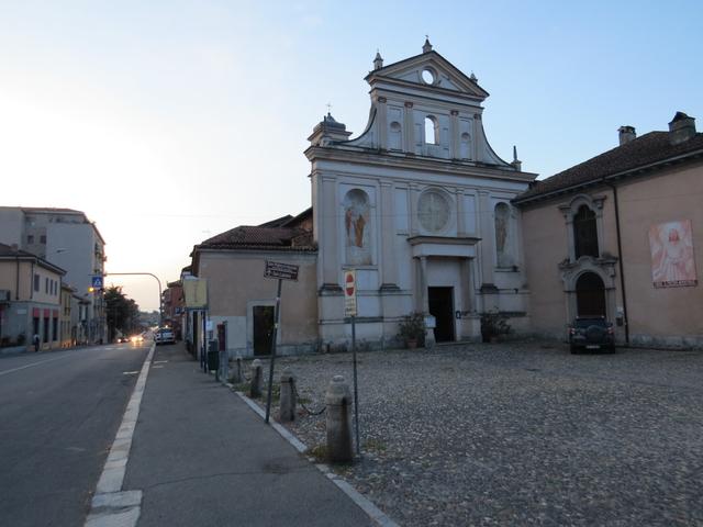 die Kirche San Pietro in Verzolo mit seiner grossen Darstellung des Petrus an der Fassade