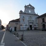 die Kirche San Pietro in Verzolo mit seiner grossen Darstellung des Petrus an der Fassade