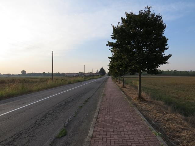 es folgt ein langer Abschnitt auf Strassen und Landsträsschen