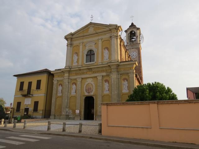 das kleine Dorf San Leonardo, und so eine grosse Kirche