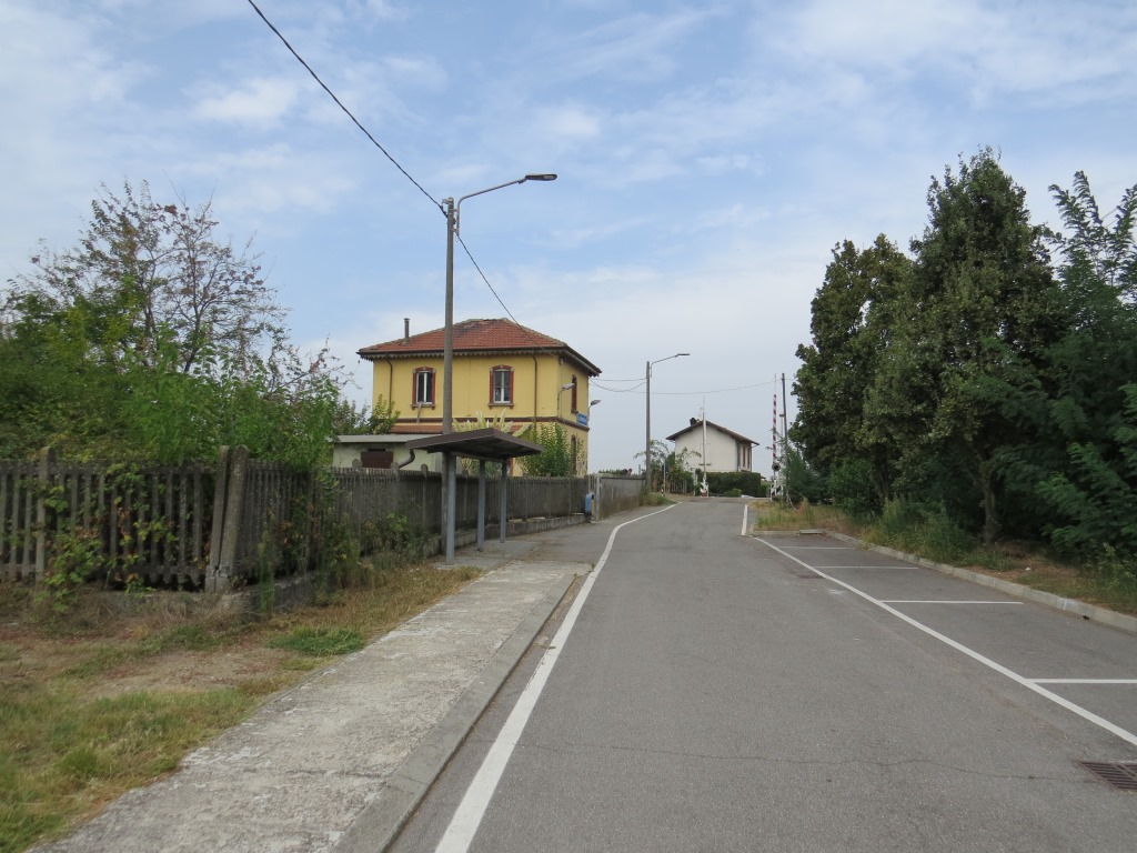 vom Dorfzentrum laufen wir zum Bahnhof von Santa Cristina e Bissone