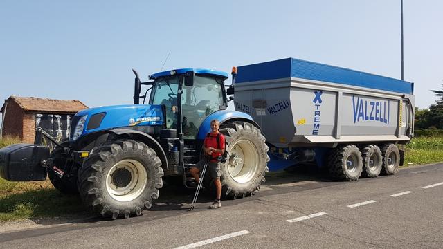 an riesigen Traktoren vorbei geht es weiter Richtung Lambrinia