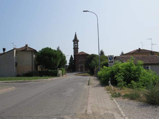 Lambrinia begrüsst uns von weitem mit seiner Kirche