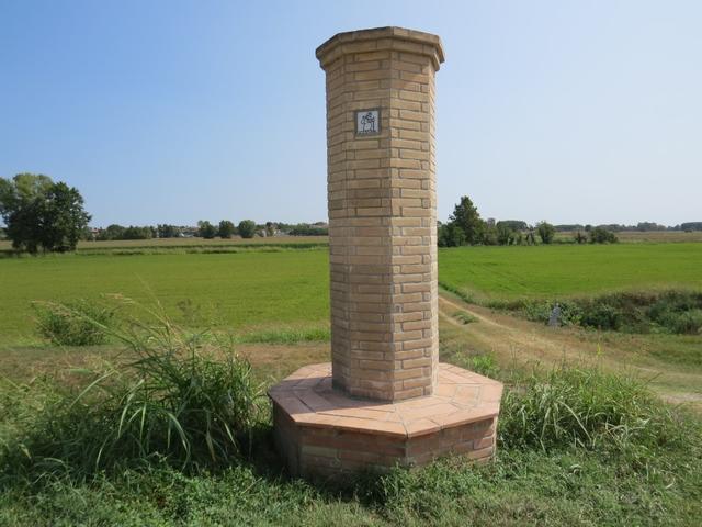 bei der Stele biegen wir links ab