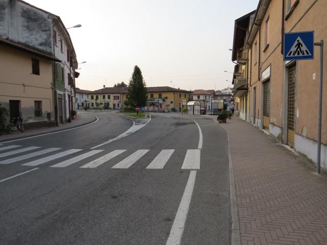 vorbei an der Kirche und über die Hauptstrasse, verlassen wir Orio Litta