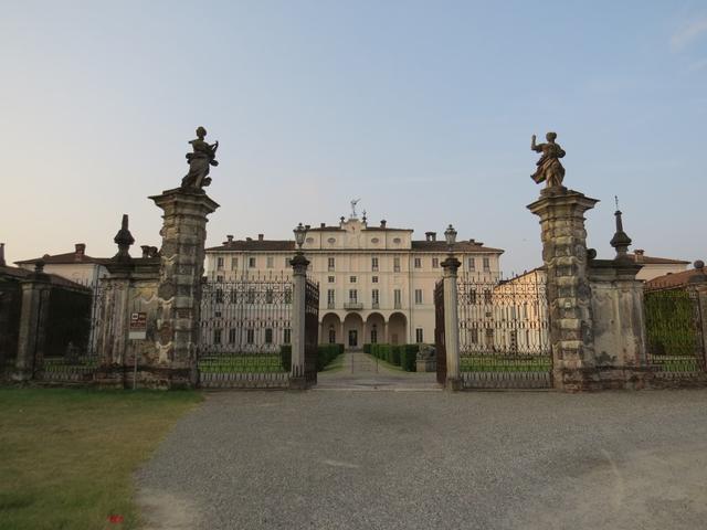 beim vorbeilaufen bestaunen wir der riesige Barockpalast Villa Litti Carini 17.Jhr. 