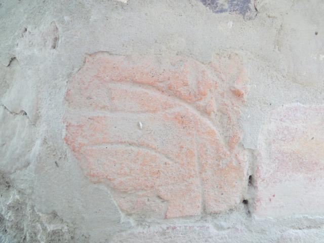 am Fuss der Stele ist eine Terracotta Platte aus dem Mittelalter ersichtlich. Seht ihr die Fisch Symbole?