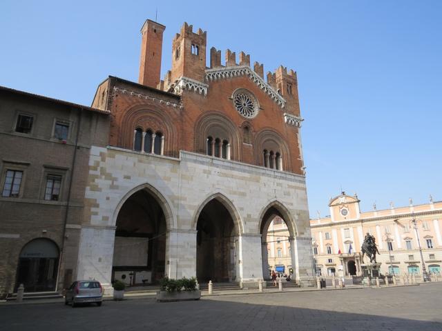 Hauptattraktion ist die Piazza dei Cavalli mit dem Palazzo Gotico