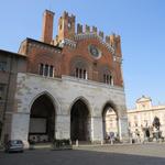 Hauptattraktion ist die Piazza dei Cavalli mit dem Palazzo Gotico