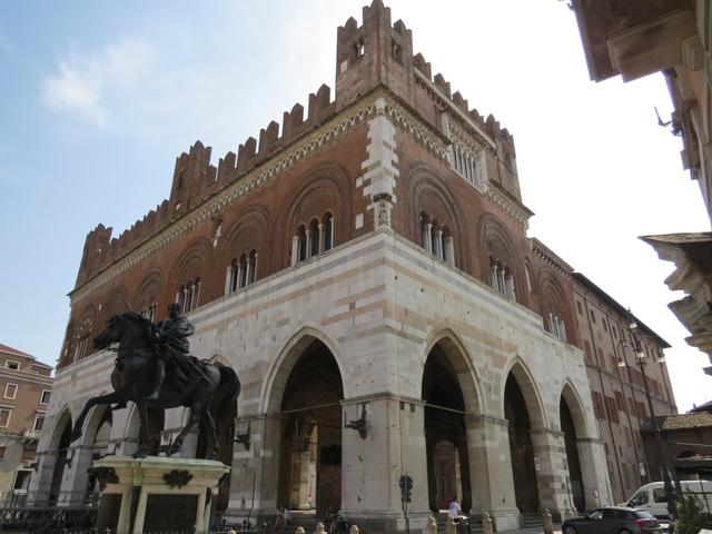 Piazza dei Cavalli, benannt nach ihren 1612–1629 errichtete zwei mächtigen, barocken, Reiterstandbildern