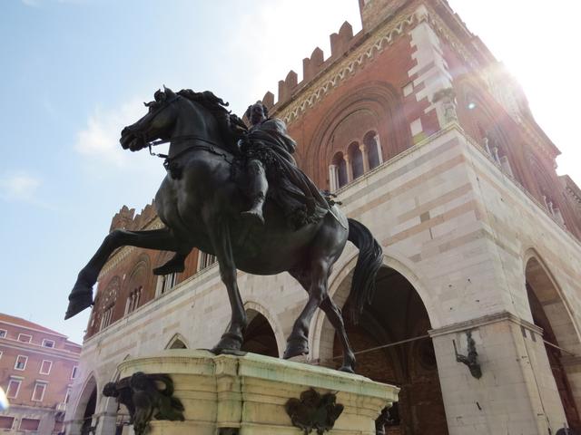 die Bronzestatuen zeigen Alessandro und Ranuccio Farnese (Vater und Sohn) Herzöge von Parma und Piacenza