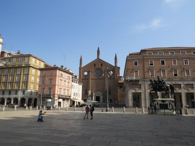 ...und laufen zur Kirche San Francesco, erbaut im gotisch-lombardischem Stil