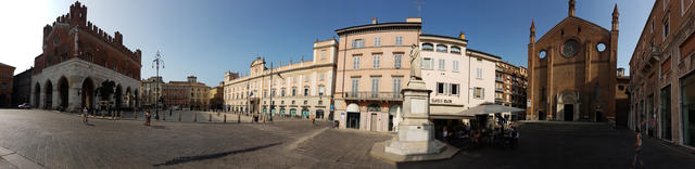sehr schönes Breitbildfoto mit Piazza dei Cavalli, Palazzo Gotico und Chiesa di San Francesco